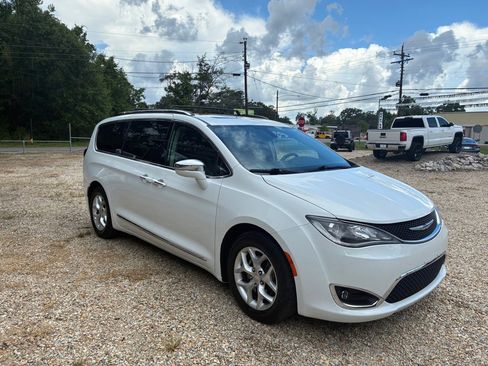 Used 2020 Chrysler Pacifica Limited image 3