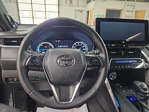 Used 2024 Toyota Venza XLE image 15