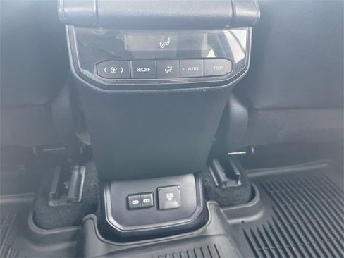 Used 2024 Toyota Highlander Limited image 29