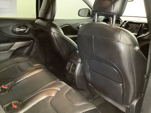Used 2019 Jeep Cherokee Limited AWD/4WD image 35