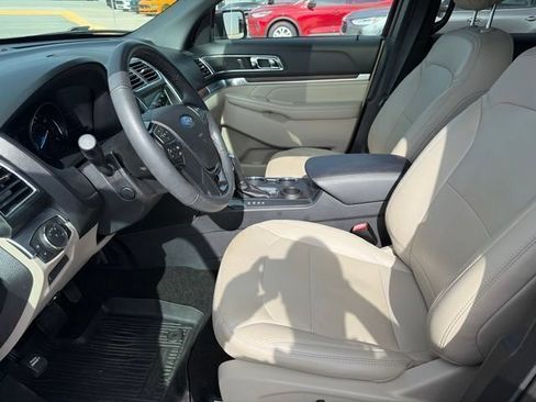 Used 2018 Ford Explorer Limited w/ Equipment Group 301A FWD image 9