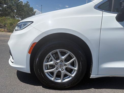 Used 2024 Chrysler Pacifica Touring-L FWD image 10