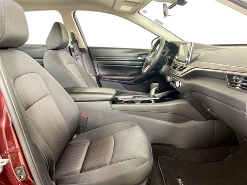 Used 2024 Nissan Altima 2.5 SV FWD image 25