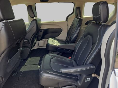 Used 2023 Chrysler Pacifica Touring-L image 17