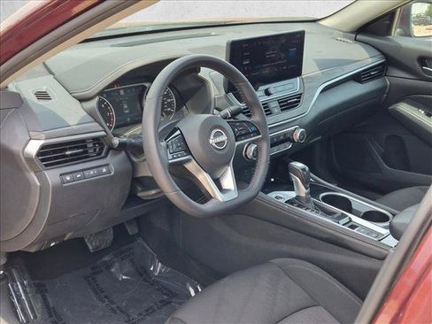 Used 2024 Nissan Altima 2.5 SV w/ SV Premium Package FWD image 9
