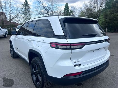 Used 2024 Jeep Grand Cherokee Altitude image 7