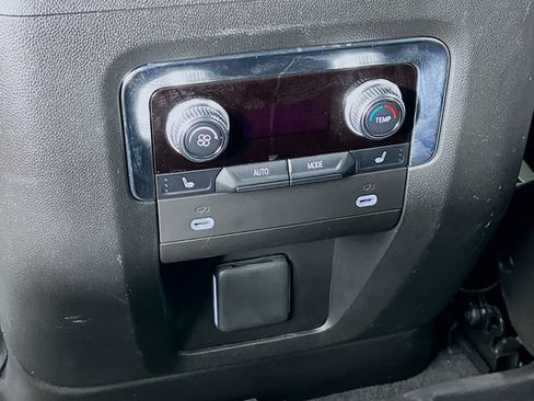 Used 2024 GMC Yukon XL SLT w/ SLT Luxury Package AWD/4WD image 25