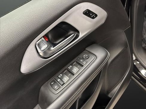 Used 2025 Chrysler Pacifica Limited image 29