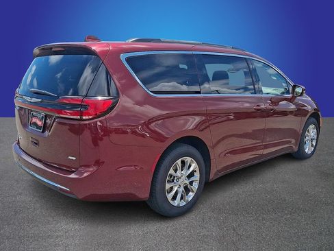 Used 2022 Chrysler Pacifica Touring-L w/ Uconnect Theater Family Group AWD/4WD image 4