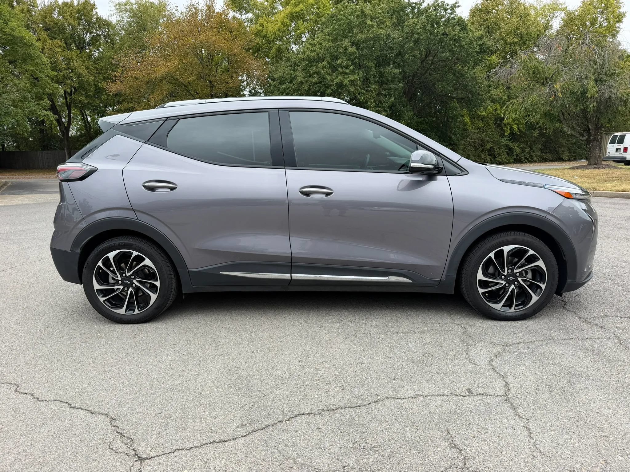 Used 2022 Chevrolet Bolt EUV Premier w/ Sun & Sound Package FWD image 5