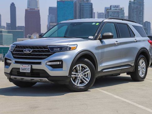 Used 2021 Ford Explorer XLT w/ Equipment Group 202A RWD image 1