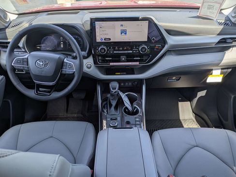 New 2026 Toyota Highlander Platinum AWD/4WD image 15