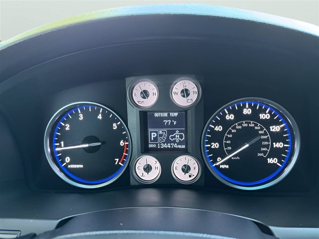 Used 2011 Lexus LX 570 4WD w/ Luxury Pkg image 26