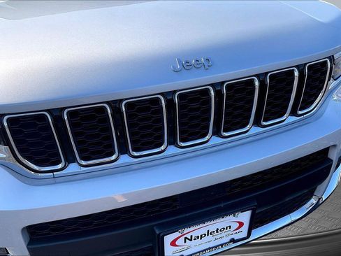 Used 2023 Jeep Grand Cherokee L Limited AWD/4WD image 27