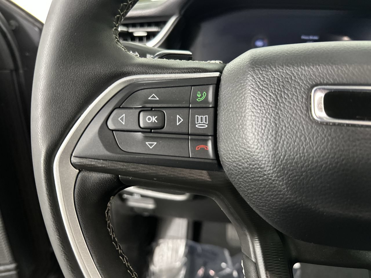 Used 2025 Jeep Grand Cherokee L Altitude RWD image 10