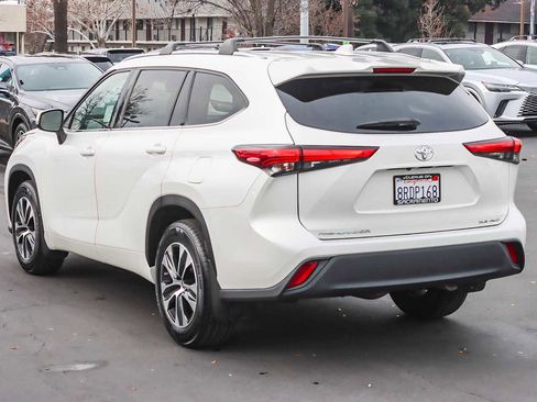 Used 2020 Toyota Highlander XLE image 2