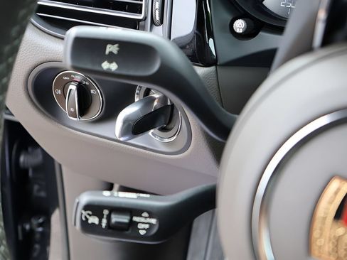 Certified 2024 Porsche Macan AWD/4WD image 32