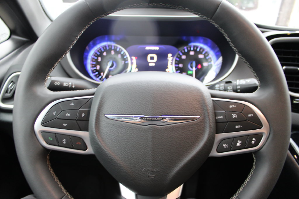 Used 2025 Chrysler Pacifica Select FWD image 12