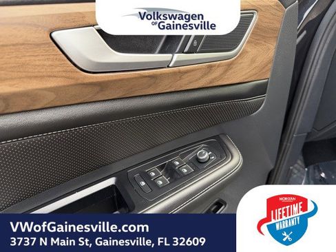 Used 2025 Volkswagen Atlas SE image 18