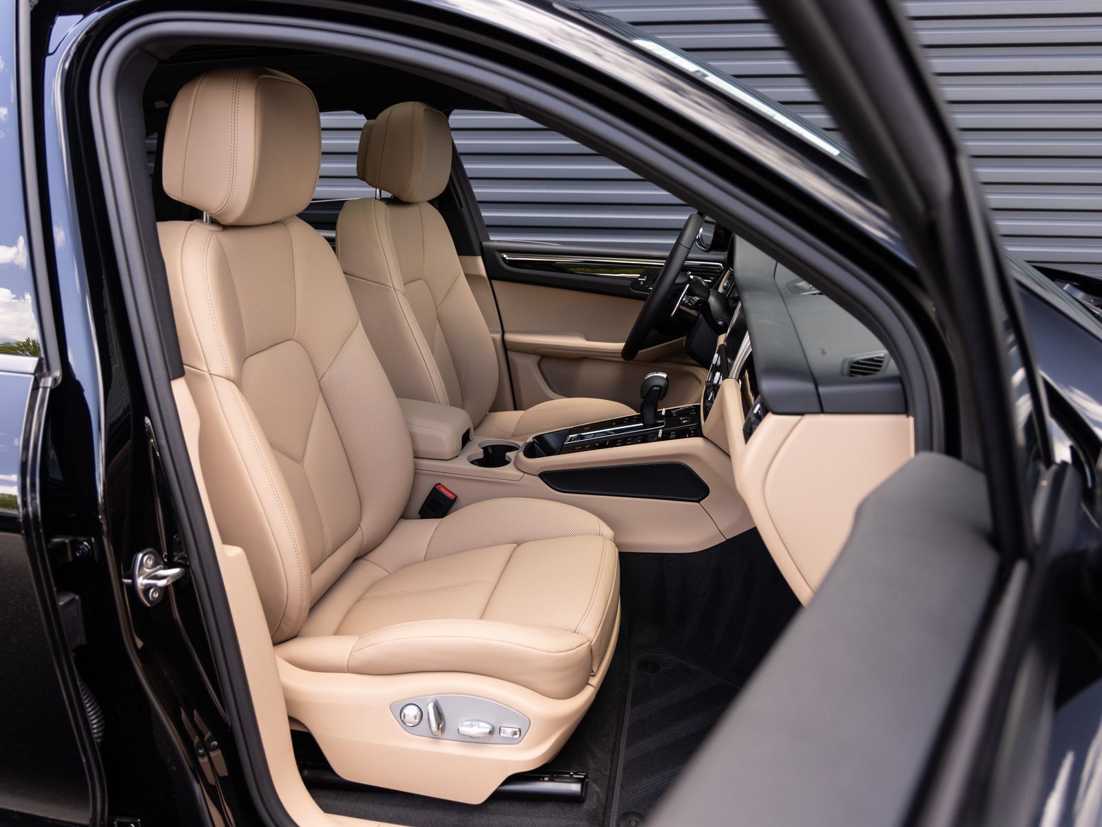 Certified 2026 Porsche Macan AWD/4WD image 33
