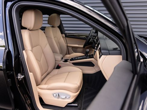 Certified 2026 Porsche Macan AWD/4WD image 33