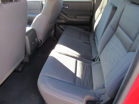 Used 2024 Nissan Frontier SV image 8