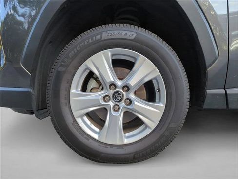 Used 2020 Toyota RAV4 XLE w/ Convenience Package FWD image 14