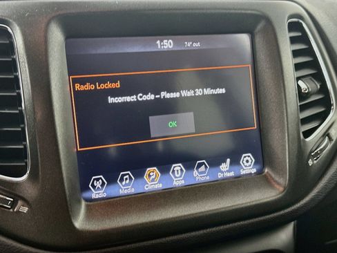 Used 2018 Jeep Compass Trailhawk w/ Leather Interior Group AWD/4WD image 13