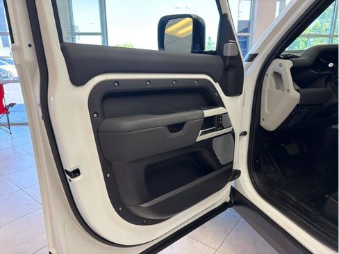 Used 2023 Land Rover Defender 130 SE AWD/4WD image 9