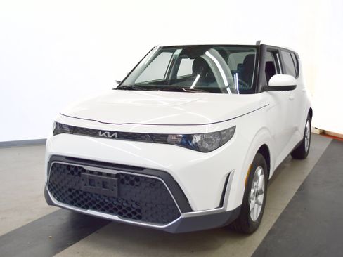 Used 2025 Kia Soul LX w/ LX Technology Package FWD image 4