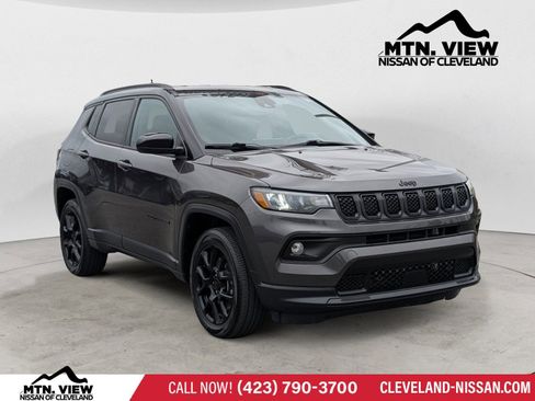 Used 2023 Jeep Compass Altitude image 1