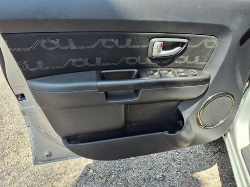 Used 2013 Kia Soul + FWD image 11