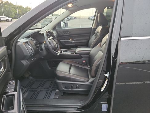 Used 2025 Nissan Pathfinder SL AWD/4WD image 17