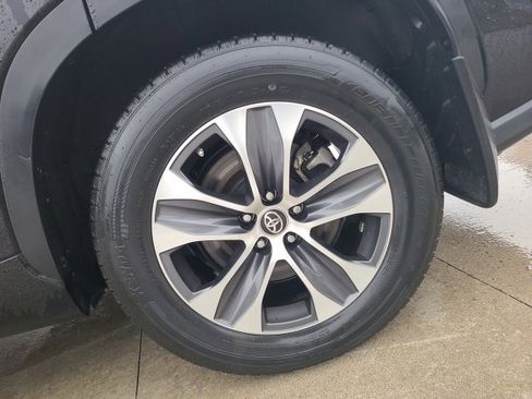 Used 2024 Toyota Highlander XLE image 11