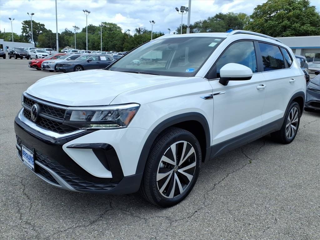 Used 2022 Volkswagen Taos SE w/ Panoramic Sunroof Package FWD image 8