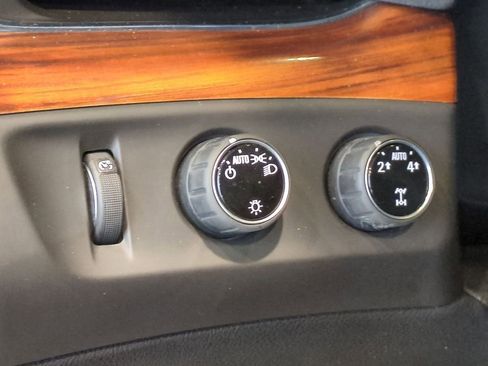 Used 2015 Cadillac Escalade Luxury image 18