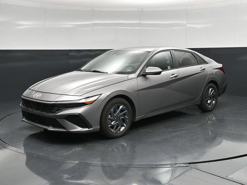 Used 2024 Hyundai Elantra SEL FWD image 5