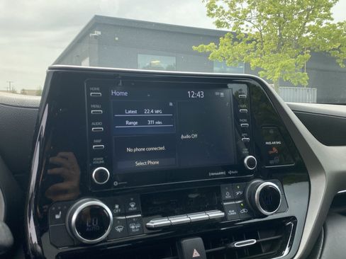 Used 2022 Toyota Highlander XLE image 22