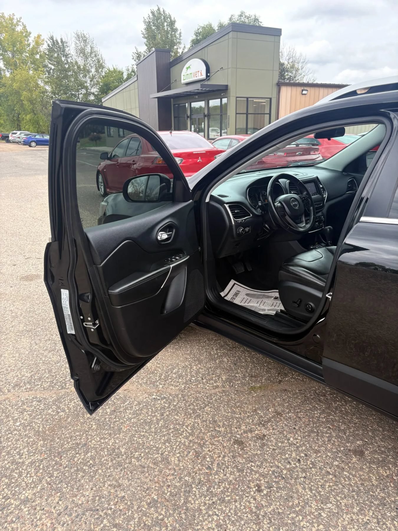 Used 2019 Jeep Cherokee Latitude Plus AWD/4WD image 11