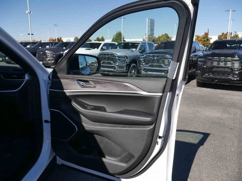 New 2025 Jeep Grand Cherokee Limited w/ Luxury Tech Group II image 24