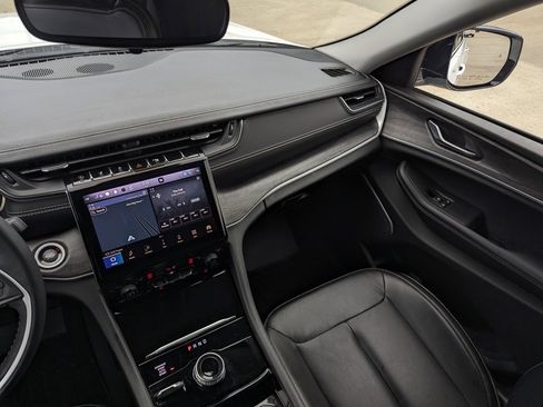 Used 2023 Jeep Grand Cherokee Limited image 32