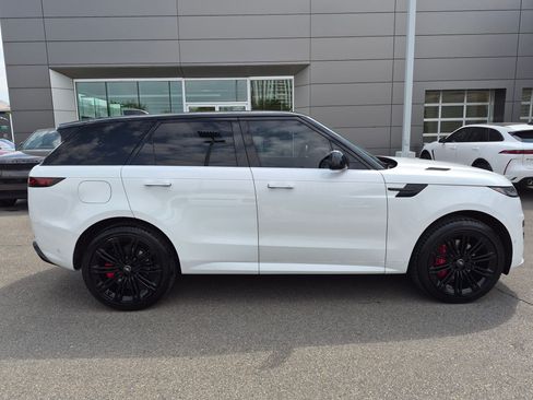 Used 2024 Land Rover Range Rover Sport Dynamic SE AWD/4WD image 2