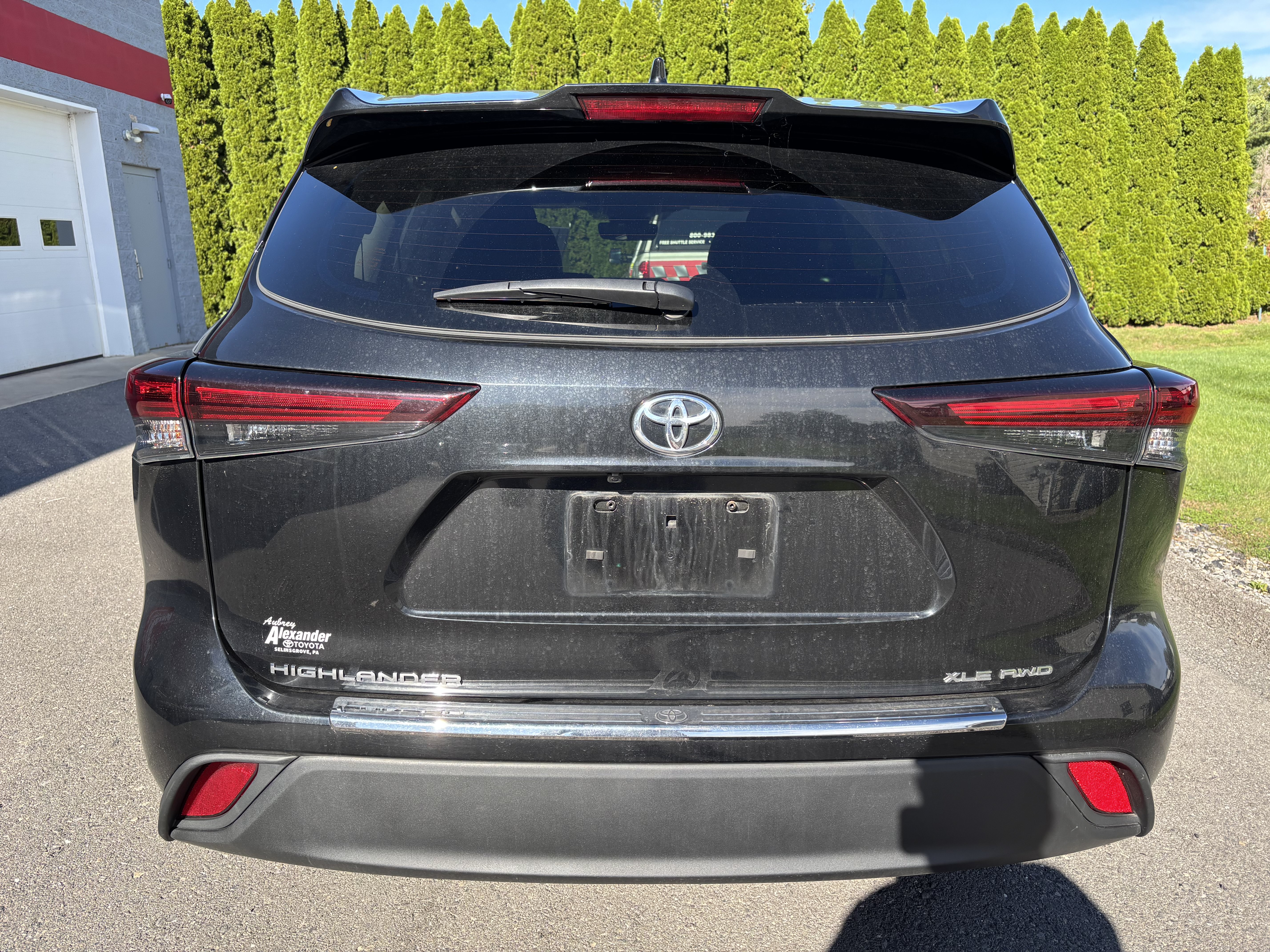 Used 2024 Toyota Highlander XLE AWD/4WD image 4