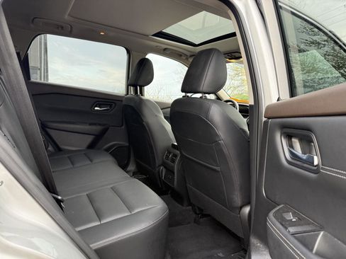 Used 2023 Nissan Rogue SL image 11