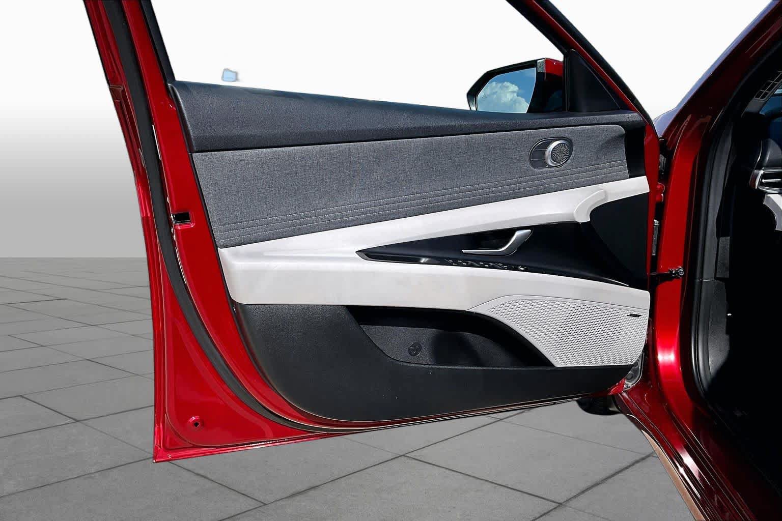 Used 2023 Hyundai Elantra Limited FWD image 21
