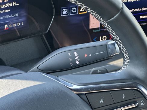 Used 2025 Chevrolet Traverse LT image 30