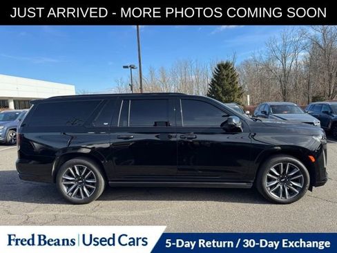 Used 2023 Cadillac Escalade ESV Sport w/ Touring Package image 8