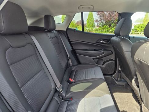 Used 2025 Chevrolet Trax LT w/ LT Convenience Package FWD image 16