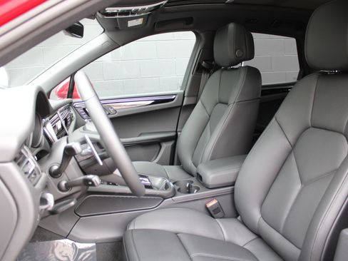 New 2026 Porsche Macan image 5