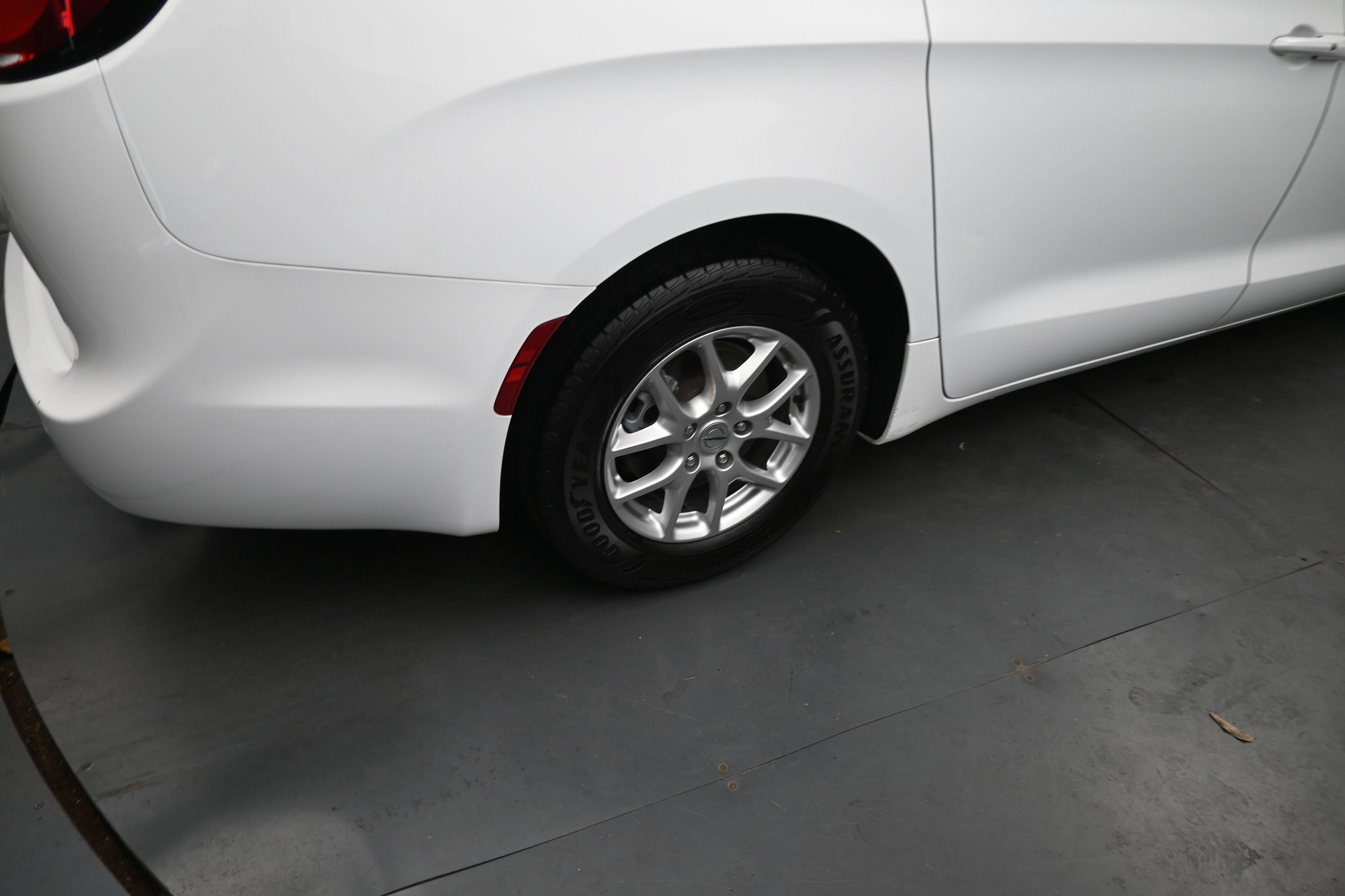 Used 2024 Chrysler Pacifica Touring-L FWD image 11